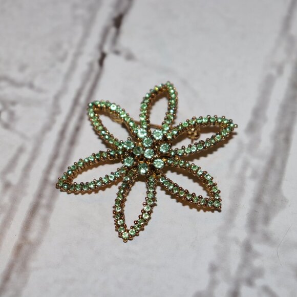 ๐ฟ Vintage Gold & Green Rhinestone Flower Brooch โ 2" Wide ๐ - Picture 4 of 5